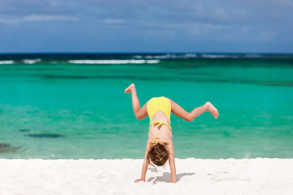 Cute little girl having fun on beach vacation — Stock Photo, Image