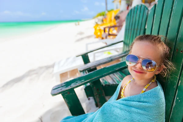 在丰富多彩的椅子上，在海滩放松的小女孩 — 图库照片