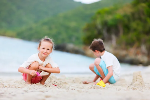Два ребенка играют на пляже — стоковое фото