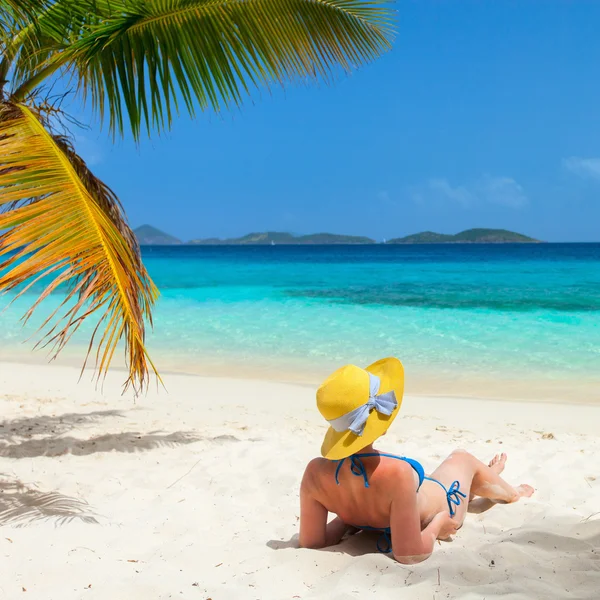 Mujer joven relajándose en la playa — Foto de Stock