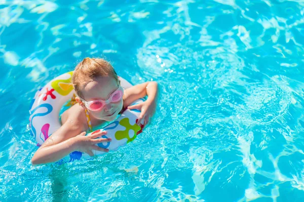 Mała dziewczynka w basenie — Zdjęcie stockowe