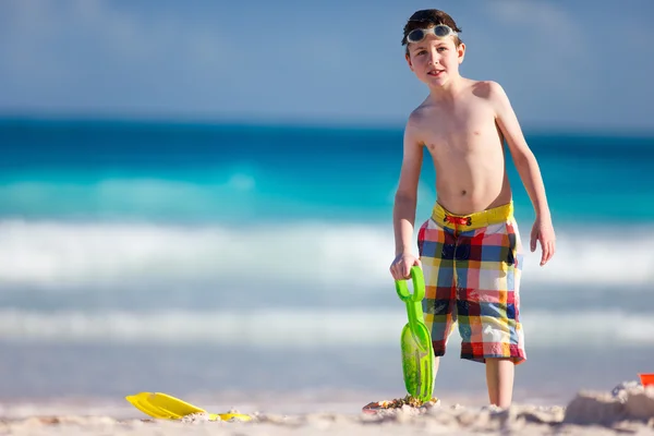 Chłopiec bawiący się piaskiem — Zdjęcie stockowe