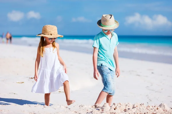 Δύο παιδιά στην παραλία — Φωτογραφία Αρχείου