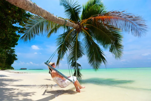 Junge Frau entspannt am Strand — Stockfoto