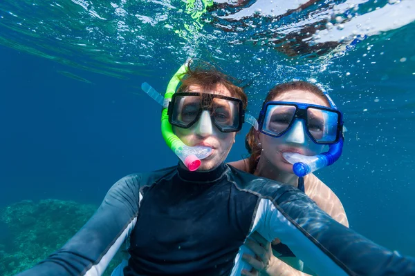 Casal snorkeling — Fotografia de Stock