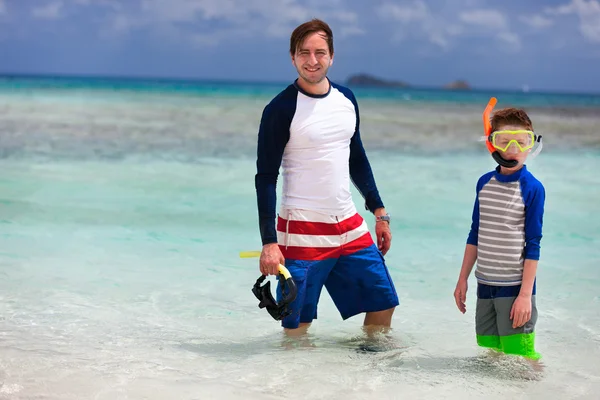 Father and son go snorkeling — Stock Photo, Image