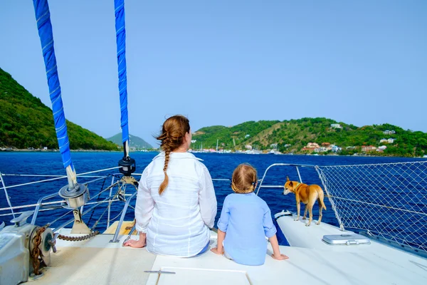 Navegación familiar en un yate de lujo — Foto de Stock