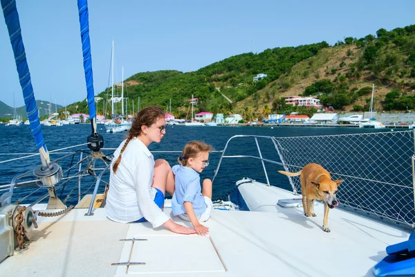Famiglia a vela su uno yacht di lusso — Foto Stock