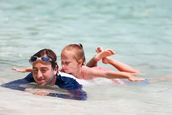 Vader en dochter op strandvakantie — Stockfoto