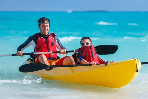 Father and son kayaking — Stock Photo, Image
