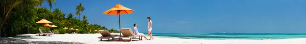 Pareja en playa tropical — Foto de Stock