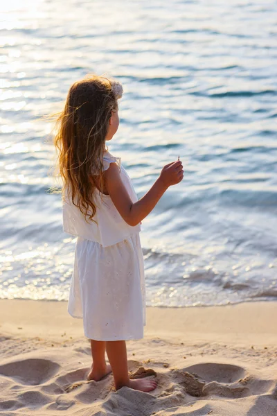 Sevimli küçük kız plajda — Stok fotoğraf