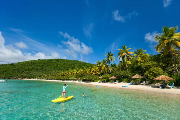 Giovane donna sportiva in vacanza — Foto Stock