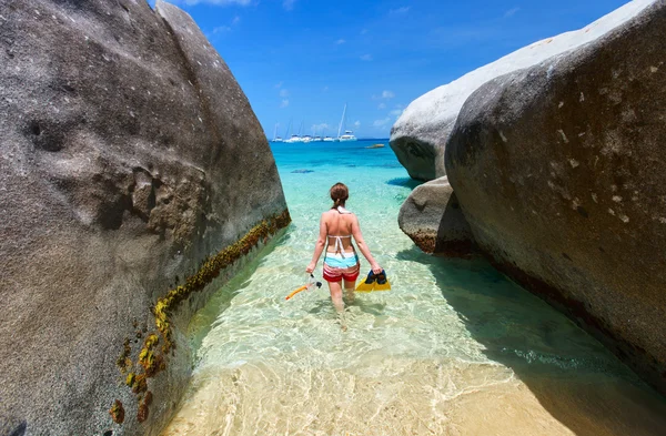 Femme avec équipement de plongée avec tuba à la plage tropicale — Photo