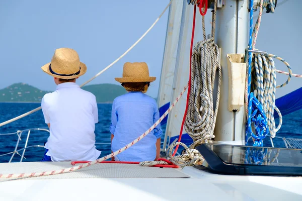 Kids at luxury yacht — Stock Photo, Image