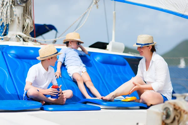 Madre e bambini allo yacht di lusso — Foto Stock