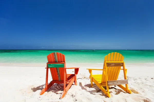 Chaises longues colorées à la plage des Caraïbes — Photo