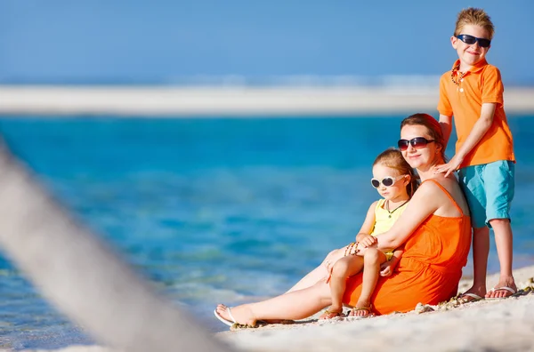 Vacker familj på en strand — Stockfoto