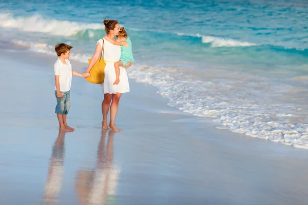 Família bonita em uma praia — Fotografia de Stock