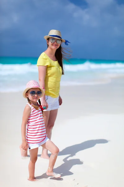 Moeder en dochter op strand — Stockfoto