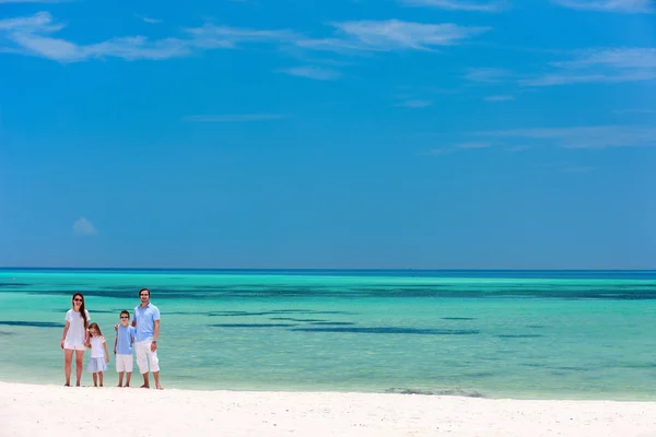 夏季海滩度假家庭 — 图库照片