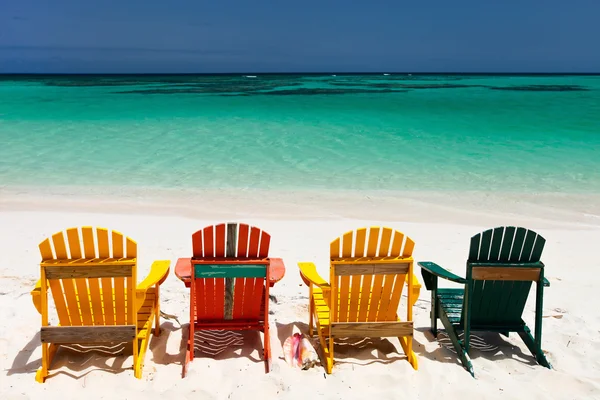 Chaises colorées sur la plage des Caraïbes — Photo