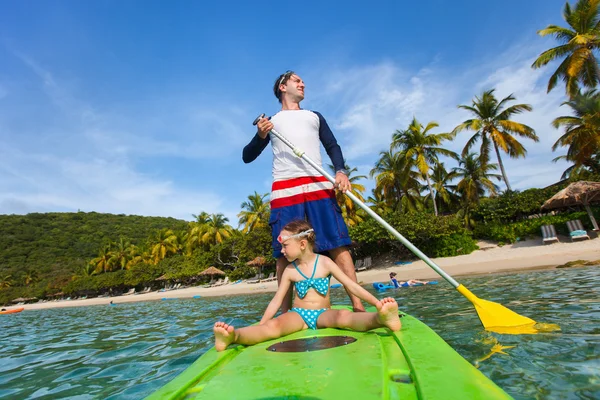 Padre e figlia remare — Foto Stock