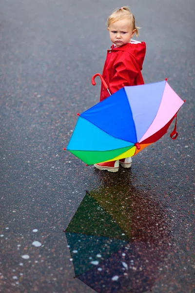 Ragazza bambino con ombrello colorato nel giorno di pioggia — Foto Stock