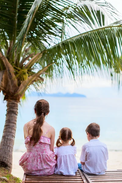 Familia disfrutando de vista al mar — Foto de Stock