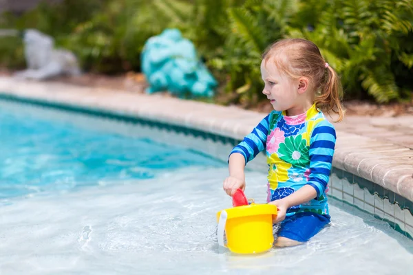 Niña en la piscina — Foto de Stock