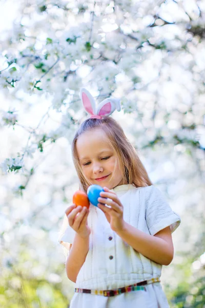 Malá dívka si hraje s velikonoční vajíčka — Stock fotografie