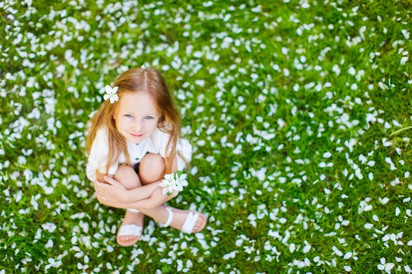 Küçük kızı bahar dikey — Stok fotoğraf