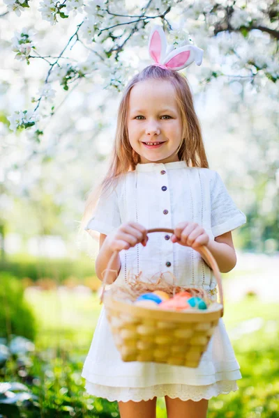 Malá dívka si hraje s velikonoční vajíčka — Stock fotografie