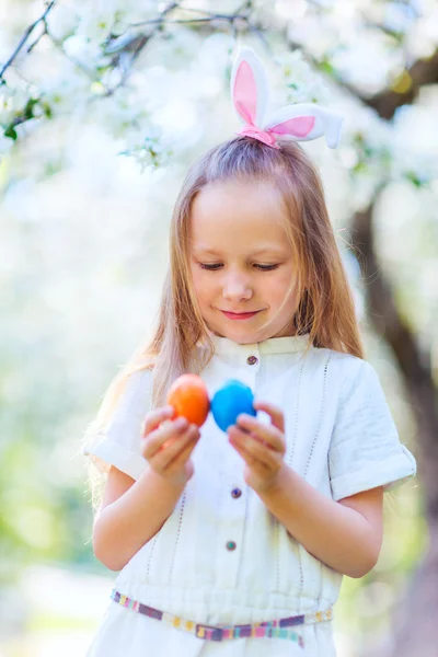 Kleines Mädchen spielt mit Ostereiern — Stockfoto