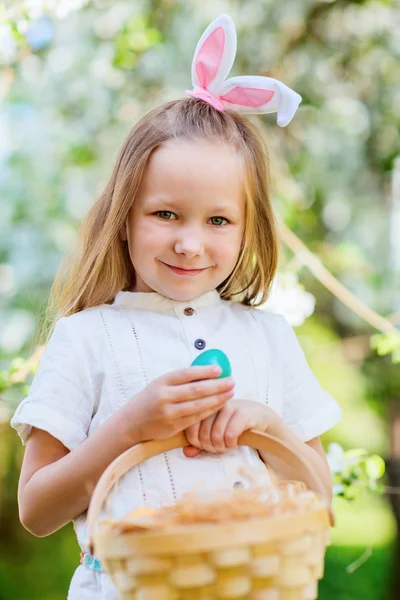 Liten flicka leker med påskägg — Stockfoto