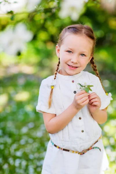 Kis lány tavasz portré — Stock Fotó