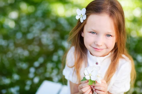 Liten flicka våren porträtt — Stockfoto