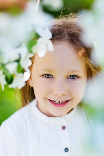 Liten flicka våren porträtt — Stockfoto