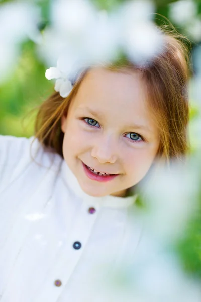 小さな少女春の肖像画 — ストック写真