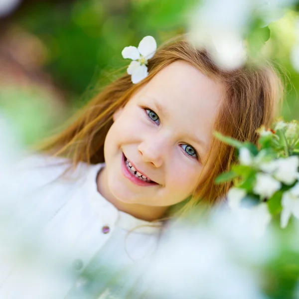 Liten flicka våren porträtt — Stockfoto