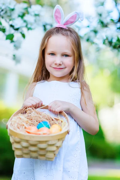 Meisje spelen met Pasen eieren — Stockfoto