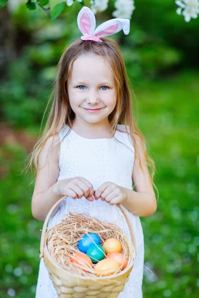 Malá dívka si hraje s velikonoční vajíčka — Stock fotografie