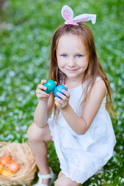 Malá dívka si hraje s velikonoční vajíčka — Stock fotografie