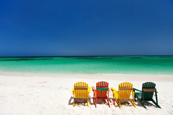 Kleurrijke stoelen op Caribisch strand — Stockfoto