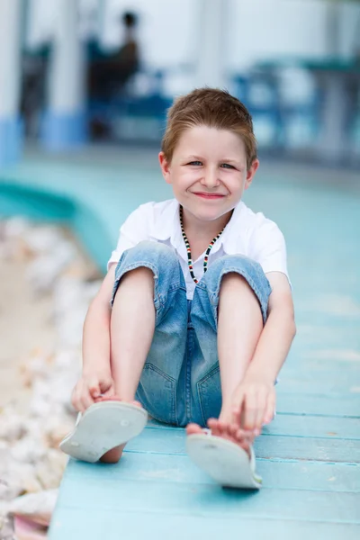 Kleine jongen buitenshuis op zomer — Stockfoto