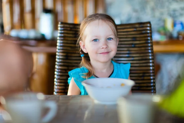 Little girl eating breakfast — Stock Photo, Image