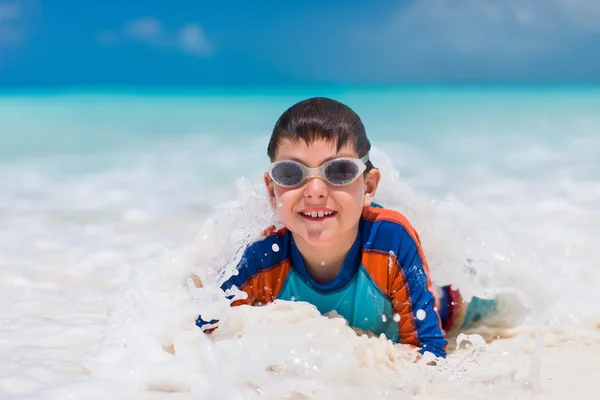 Schattige jongen op strand — Stockfoto