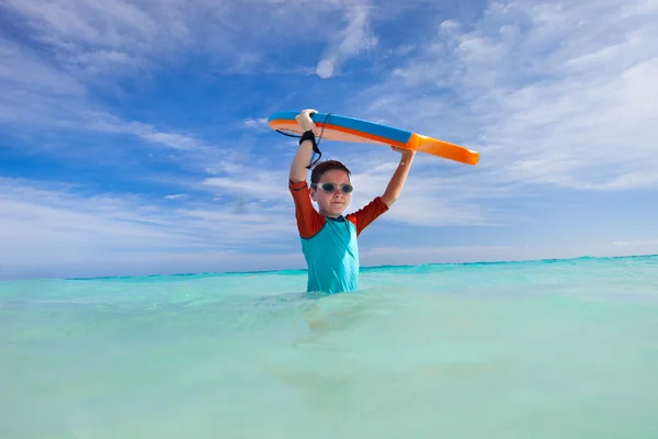 Chłopiec surfingu — Zdjęcie stockowe