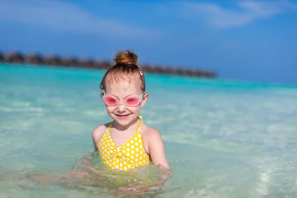Kleines Mädchen im Urlaub — Stockfoto