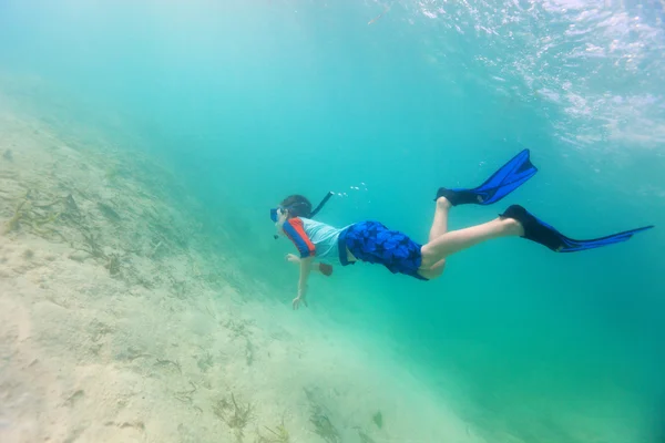 Boy swimming underwater — Stock Photo, Image